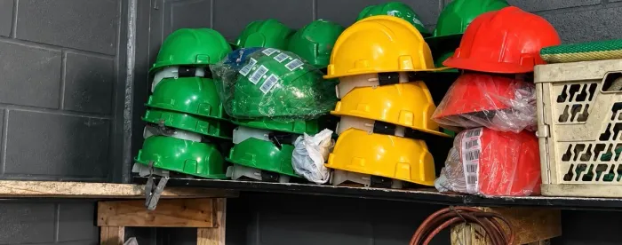 Capacetes de Segurança EPI para Obra - Verde, Amarelo e Vermelho