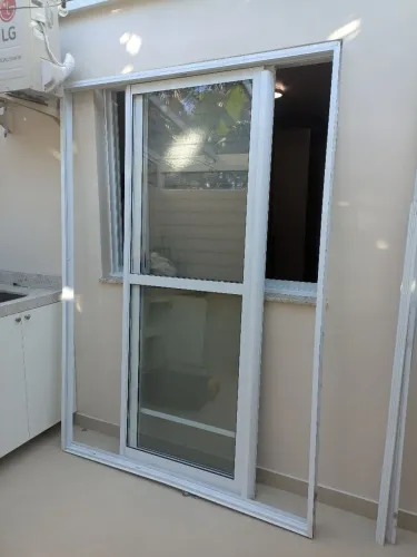 Portas de correr em alumínio com trilho e moldura