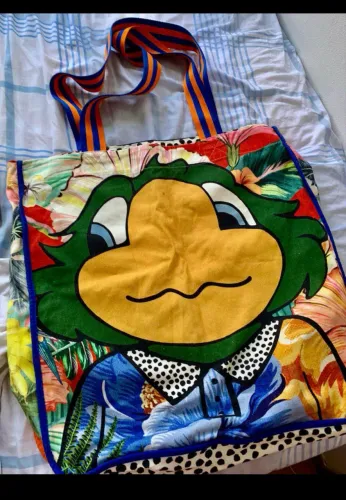 Maxi bolsa Zé Carioca, collab da FARM com a Disney.