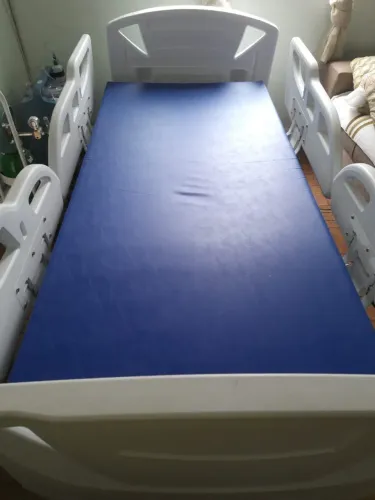 Cama hospitalar motorizada - 4 grades em PVC / Colchão hospitalar D33