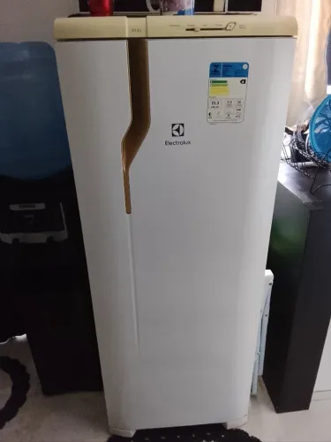 Vende-se uma geladeira