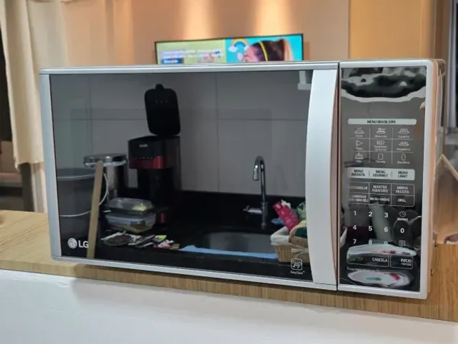 Micro-ondas LG Inox 30 litros modelo MH7053RA