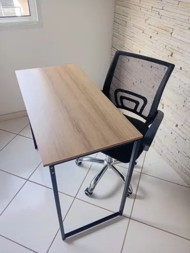 Mesa e cadeira de escritório 