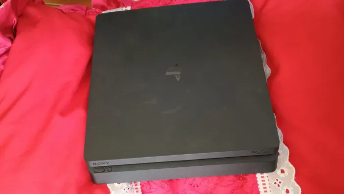 PLAYSTATION 4 SLIM COM DEFEITO.. ESTA SEM FONTE.. TEM HD 1 TERA DRIVE E A PLACA MÃE 