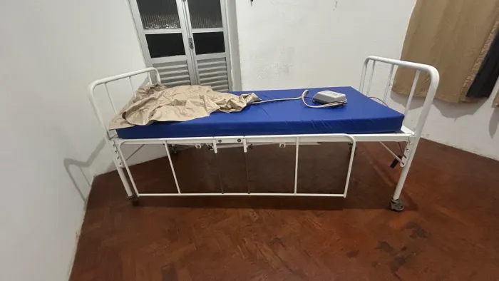Cama hospitalar com dois colchões, sendo um pneumático).