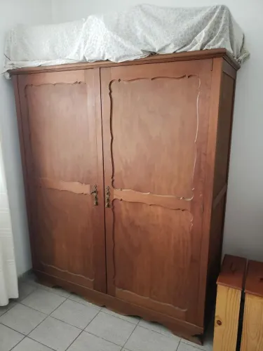 Quarta Roupas Português com madeira maciça