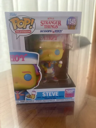 Funko pop Steve de Stranger Things versão Scoops Ahoy