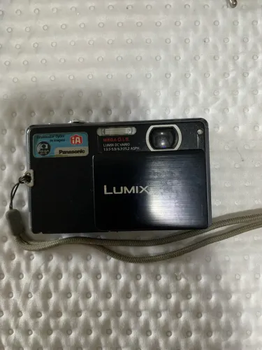 MAquina fotográfica marca Panasonic modelo Lumix DC Vario Mega I.O.S