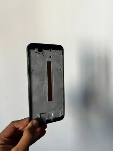 Celular Samsung A25 com tela quebrada. Ideal para técnicos que precisam de peças ou para q