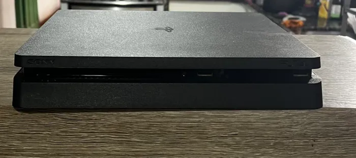 PS4 Slim - Semi Novo - 500gb - 2 controles e 9 jogos originais