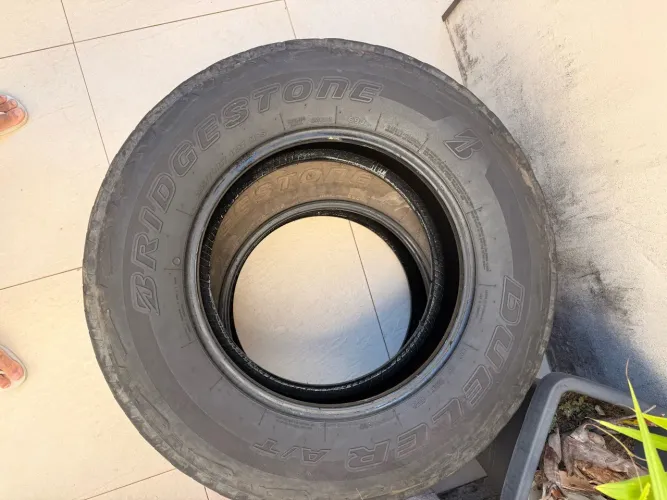 4 Pneus Semi Novos -Bridgestone 255 / 70 /R 17