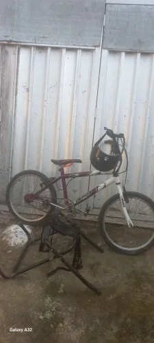 Vendo bicicleta média e suporte para levar bike em carro