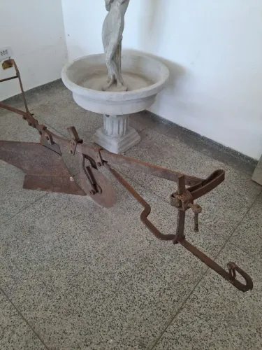 Arado grande antigo de ferro 