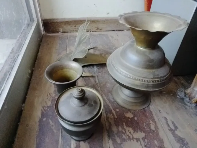 Antigo conjunto peças decorativas em metal dourado