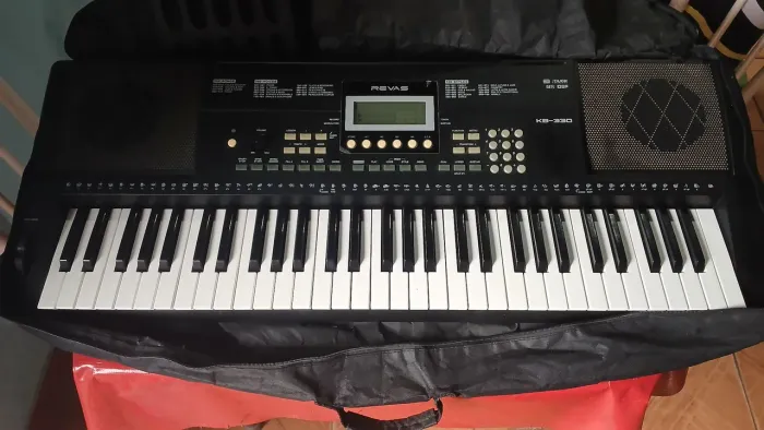 Teclado eletrônico usado