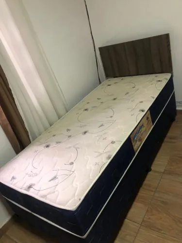 Vendo cama box de solteiro, 1,88 de cumprimento por 88 de largura