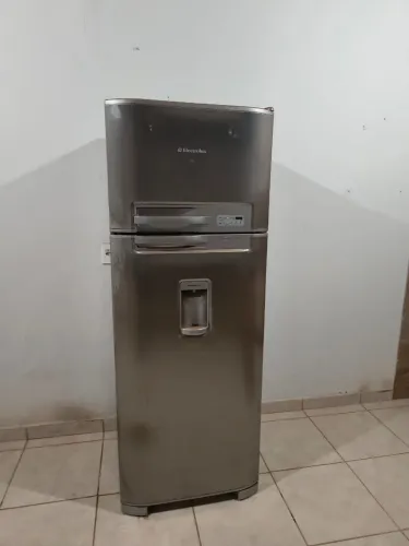 Geladeira duplex Eletrolux para retirada de peças. Com defeito