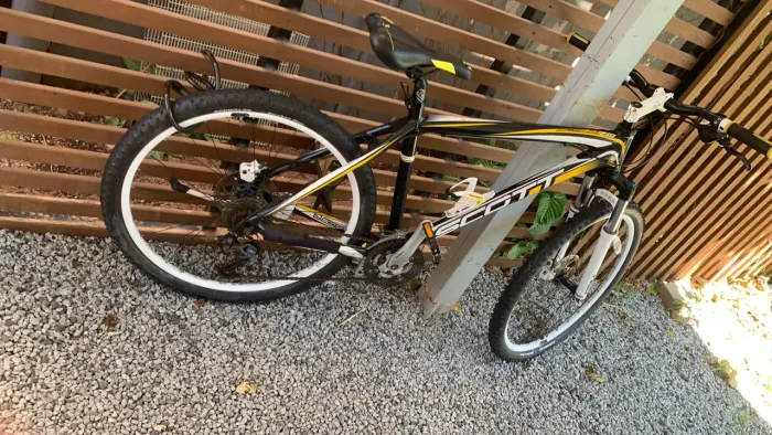 Bike scoot preta e laranja  4 mil reais 