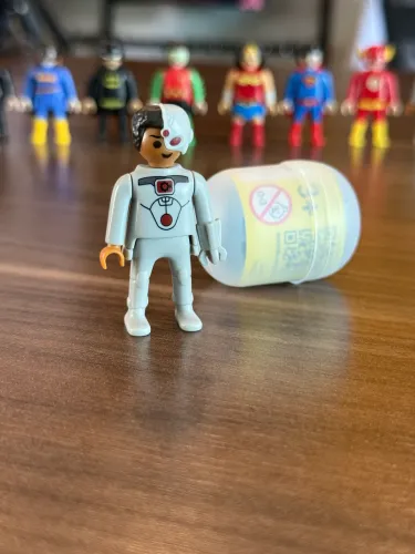 Cyborg DC Kinder Ovo