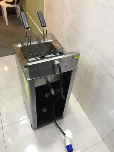 Fritadeira Elétrica Pedestal Zona Fria de Óleo FOE 15 8000 Watts Metalcubas 220v