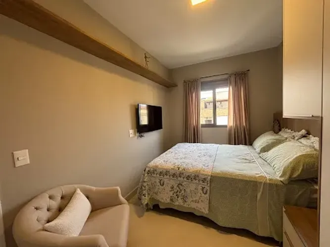 Apartamento com 2 dormitórios, no centro a 100 metros da praia