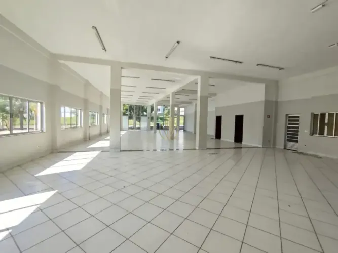 Loja comercial espaçosa 321m² com 2 banheiros na Avenida dos Trabalhadores, Mogi Guaçu