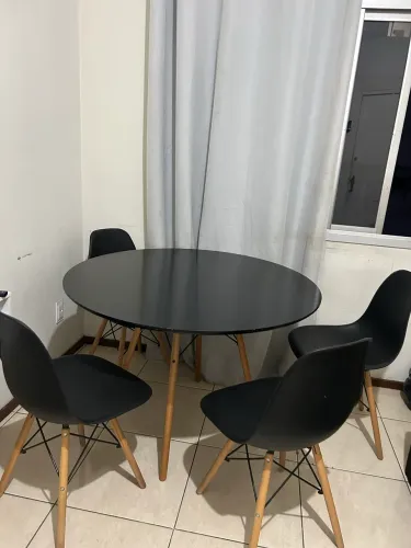 Jogo De Mesa 4 Cadeiras Pretas Eames Eiffel 110 Cm Base Madeira Tampo Preto