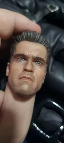 T-800 1/6 Present Toys Exterminator do Futuro igual Hot Toys