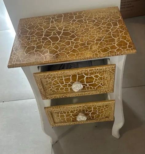 Mesinha de madeira com duas gavetas