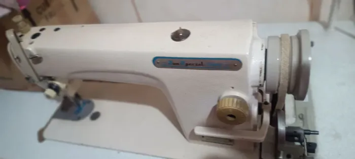 Vende -se máquina de costura industrial Reta