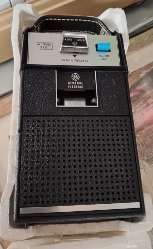 Raro gravador e reprodutor de fita cassete portátil vintage da General Electric, SEM