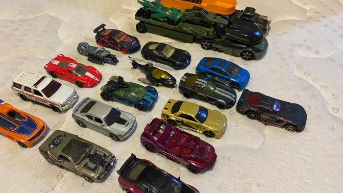 Carrinhos Hot Wheels diversos