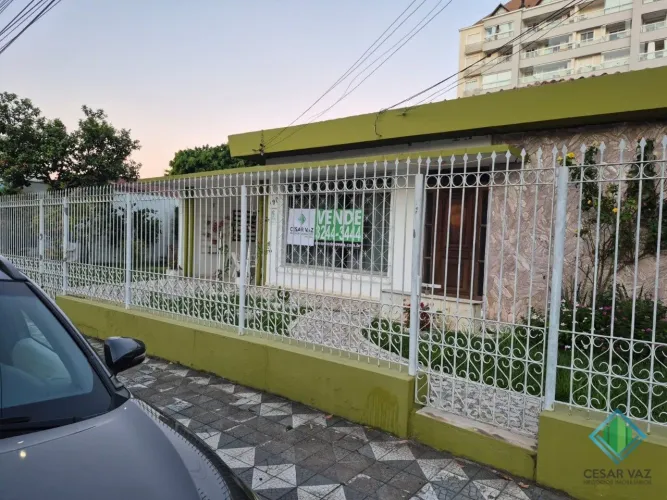 Casa de esquina em excelente localização no bairro Balneário do Estreito.