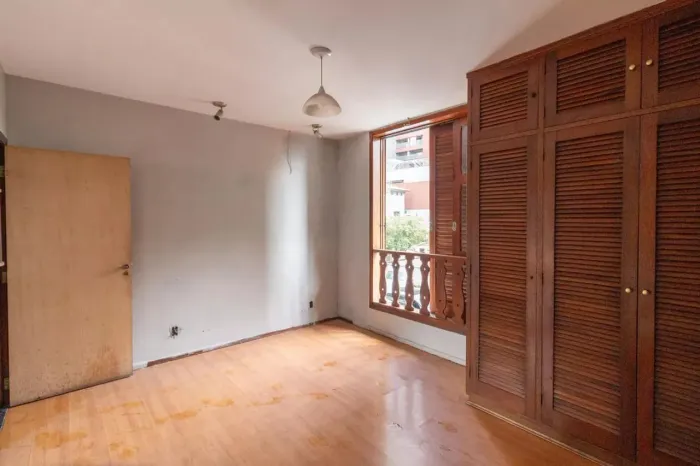 Casa comercial na Rua Dráusio, 115 - sobrado 420 m²