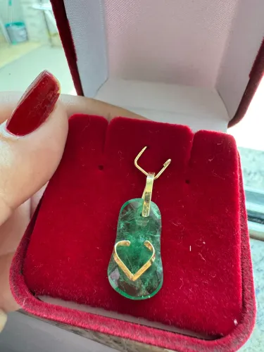 Lindo pingente no ouro 18k em esmeralda