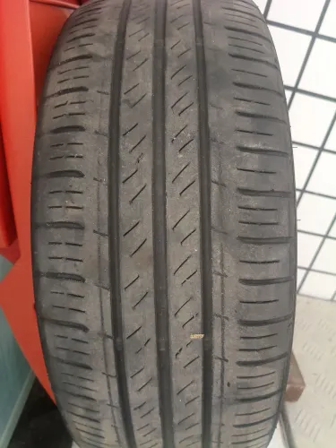 Vendo um pneu usado porém está muito bom pra uso.