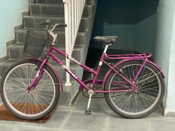 Bicicleta Feminina Aro 26 Roxa com Cestinha e Bagageiro