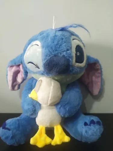 Stitch com Patinho de Pelúcia