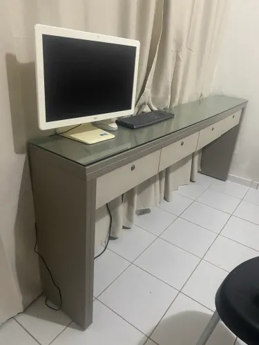 Mesa de Escritório com Tampo de Vidro 