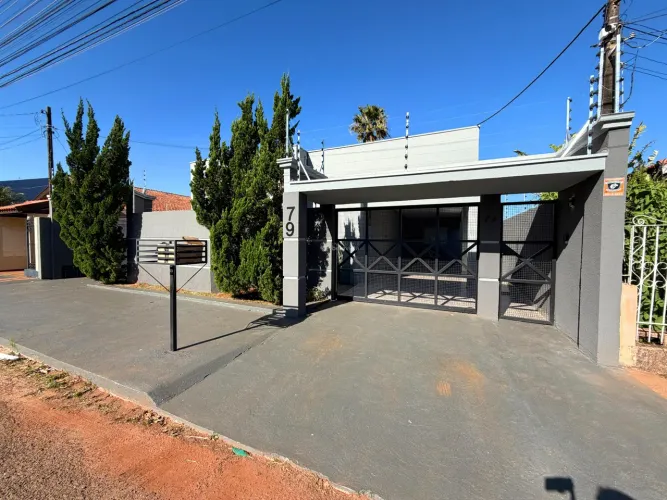 CASA SEMIMOBILIADA COM PISCINA À VENDA NA VILA SÃO JOÃO, EM ARAPONGAS.