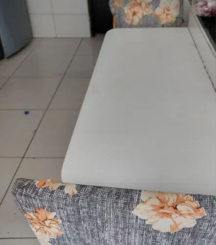 Mesa renovável na parede de uma duas cadeiras