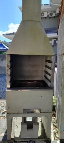 CHURRASQUEIRA SEMI NOVA COM COIFA