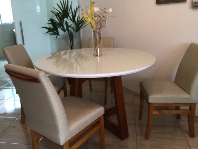 Mesa com 4 cadeiras