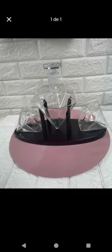 Decanter whisky modelo diamante pirâmide com base de madeira e dois copos 