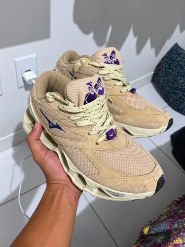 Tênis Mizuno Bege Flor de Lótus
