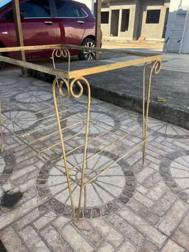 Base de mesa em ferro trabalhado com prateleira - sem vidro
