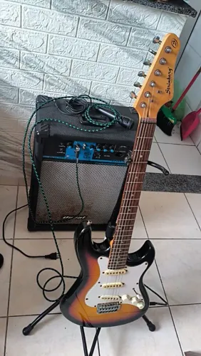 Guitarra e Caixa Amplificada