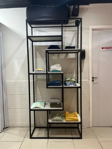 Expositor de Loja em Metalon Preto com Prateleiras