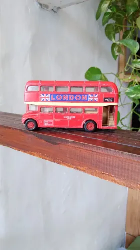 Miniatura do ônibus de Londres fabricado pela Welly