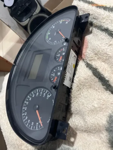 Painel instrumento caminhão iveco  